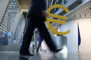 Euro-Symbol vor einem modernen Finanzgebäude, symbolisiert europäische Wirtschaft und Finanzmärkt.