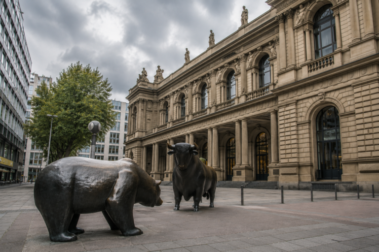 Bulle und Bär Skulpturen vor einem historischen Gebäude in Frankfurt.