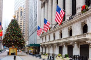 Festlich geschmückter Weihnachtsbaum vor der New York Stock Exchange, USS-Flags und Weihnachtsdekorationen, symbolisch für Feiertagsmärkte und Wirtschaft.