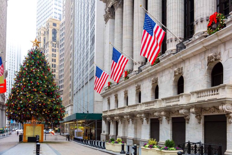 Festlich geschmückter Weihnachtsbaum vor der New York Stock Exchange, USS-Flags und Weihnachtsdekorationen, symbolisch für Feiertagsmärkte und Wirtschaft.