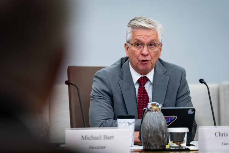 Hochrangiger Mann bei einer Konferenz spricht in einem Meetingraum.