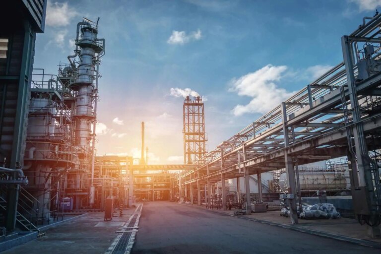 Offshore-Ölraffinerie bei Sonnenaufgang, Energiebranche, Wirtschaft, Rohstoffindustrie.