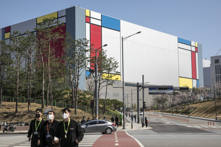 Modernes Gebäude mit buntem Mosaikdesign und Fußgängern in Seoul, Südkorea.