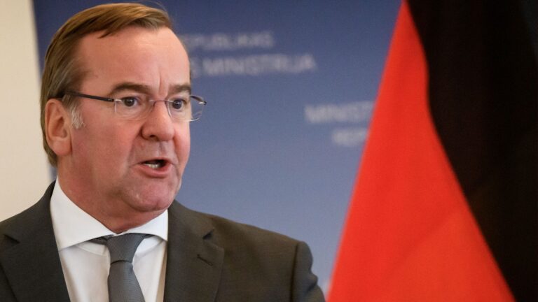 Waffen – Das goldene Kalb der Bellizisten | Von Uwe Froschauer